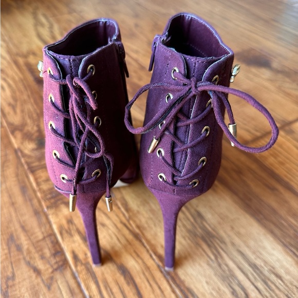Betseyville Betsey Johnson Purple Faux Suede Side Zip Booties Size 7.5 - Picture 4 of 5